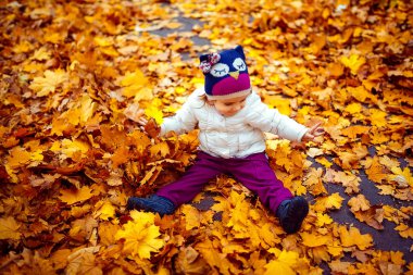 Genç kız yeşillik içinde ayakta