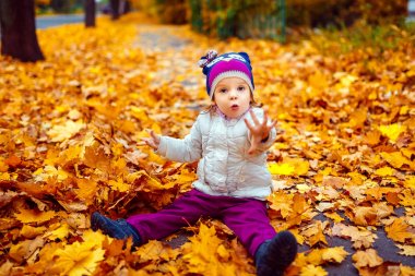 Genç kız yeşillik içinde ayakta