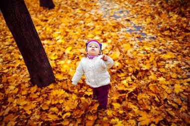 Genç kız yeşillik içinde ayakta