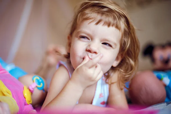 Kislányt ujjaival a szájban — Stock Fotó