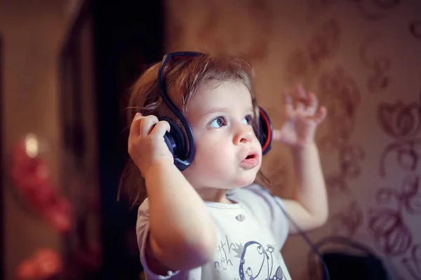 Casa, tecnologia e conceito de música - menina com fones de ouvido em casa — Fotografia de Stock