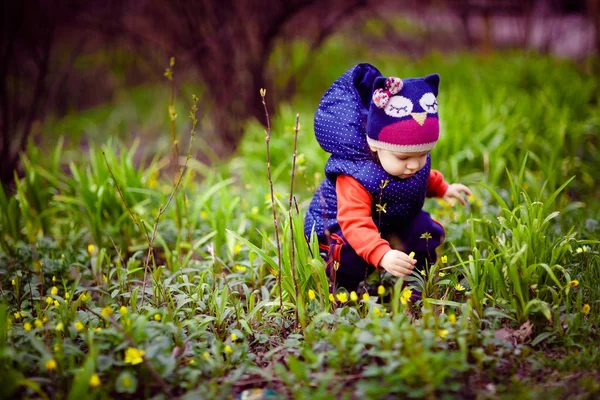Μικρό παιδί, μάζευε λουλούδια στο δρόμο — Φωτογραφία Αρχείου