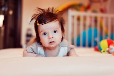 Kız kameraya bakarak yatakta