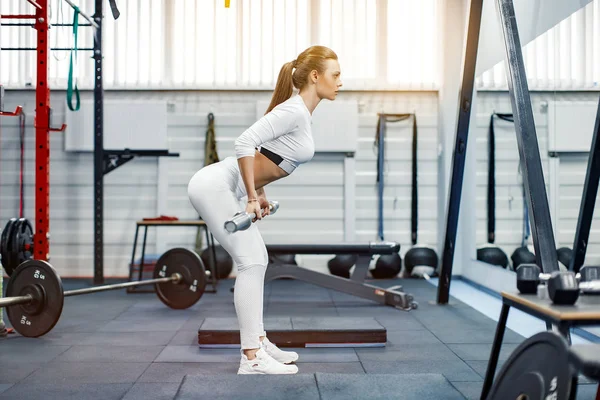 Γυναίκα άρση βάρους crossfit στο γυμναστήριο. Γυμναστήριο γυναίκα deadlift barbell. — Φωτογραφία Αρχείου