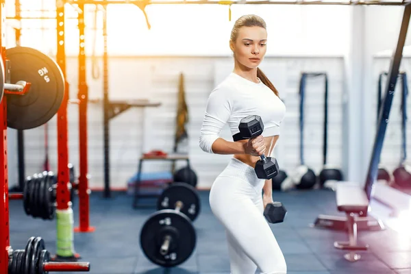 Sexy Fitness-Frau posiert im Fitnessstudio — Stockfoto