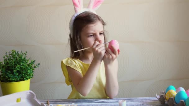 Girl paints the Easter eggs — Stock Video