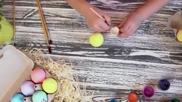 Osterferien mit dem Ziehen von Hühnerei zur Dekoration — Stockvideo