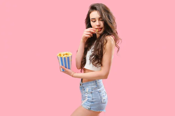 Chica juguetona con paquete de palomitas de maíz — Foto de Stock
