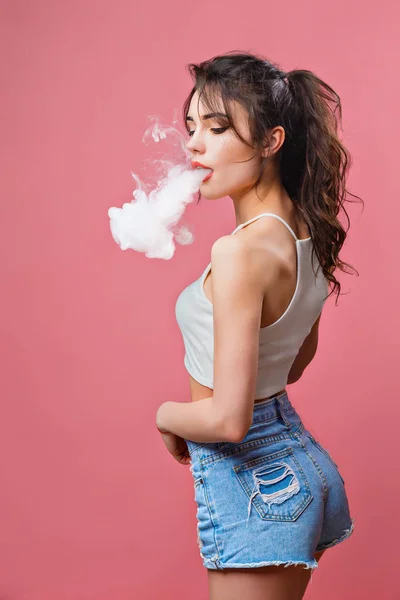 Jovem mulher quente de pé e vaping — Fotografia de Stock