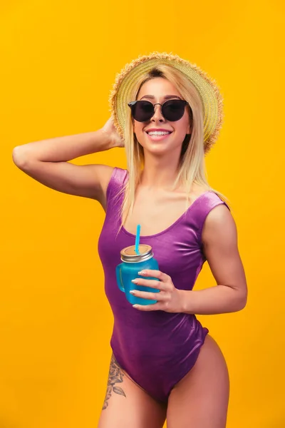 Mujer alegre en sombrero con tarro de beber —  Fotos de Stock