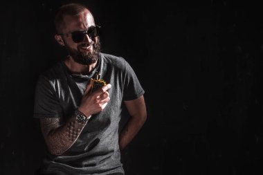 Erkekler Güneş gözlükleri vaping sakallı.