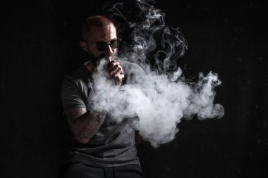 Erkekler Güneş gözlükleri vaping sakallı.