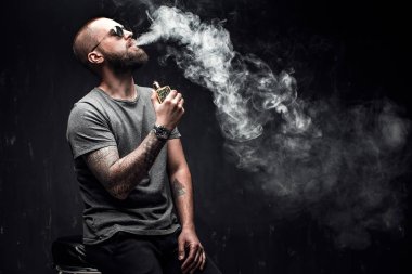 Erkekler Güneş gözlükleri vaping sakallı.