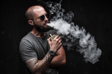 Erkekler Güneş gözlükleri vaping sakallı.