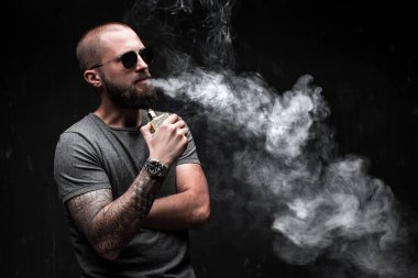 Erkekler Güneş gözlükleri vaping sakallı.