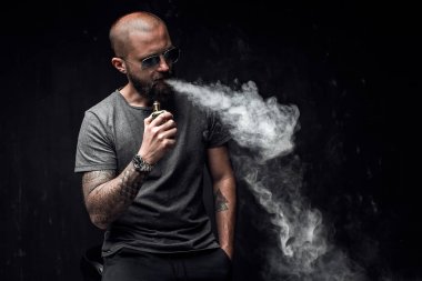 Erkekler Güneş gözlükleri vaping sakallı.