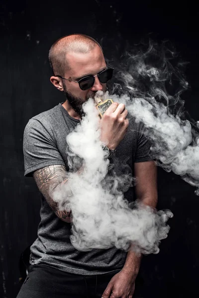 Men with beard in sunglasses vaping. — Stock Photo, Image