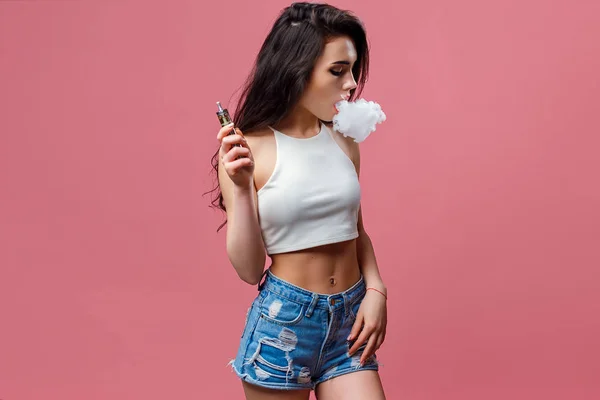 Young hot woman standing and vaping — Stock Photo, Image