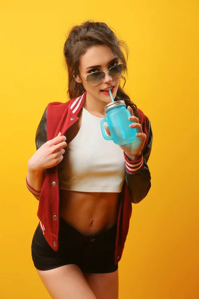 Mujer en chaqueta elegante con tarro de beber — Foto de Stock