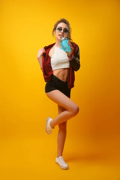 Mujer en chaqueta elegante con tarro de beber — Foto de Stock