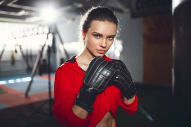 Spor boks uygun ince genç güzel esmer kadın. Karanlık loş ışık.
