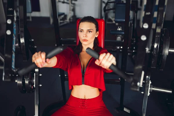 Fit schlanke junge schöne brünette Frau boxt in Sportbekleidung. dunkles schummriges Licht. — Stockfoto