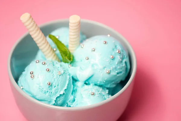 Pictachio sorvete em tigela branca, espaço de cópia — Fotografia de Stock