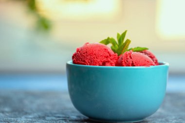 Ahududu dondurması taş masada kasede.