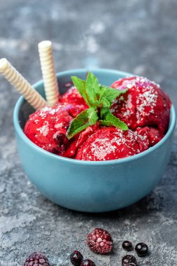 Ahududu dondurması taş masada kasede.