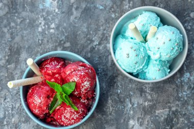 Lezzetli çilek ve fıstıklı dondurmalı waffle sopa, nane iki kase içinde birkaç yaprak