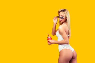 Neşeli çekici kadın güneş gözlüğü