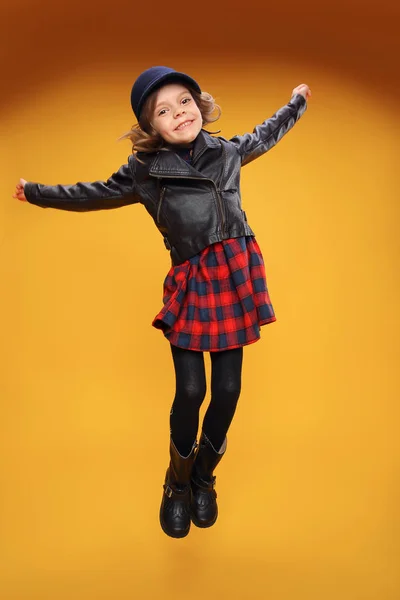 Hoppa flicka i trendiga kläder — Stockfoto