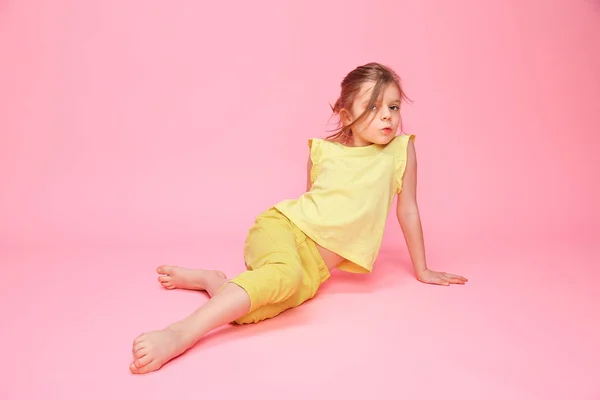 행복 한 스트레칭 소녀 핑크에 — 스톡 사진