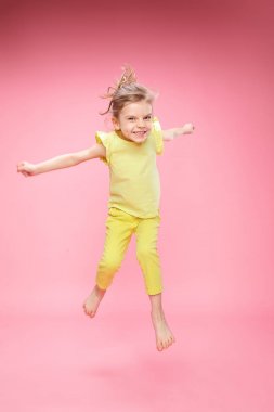 Heyecanlı kız stüdyoda atlama