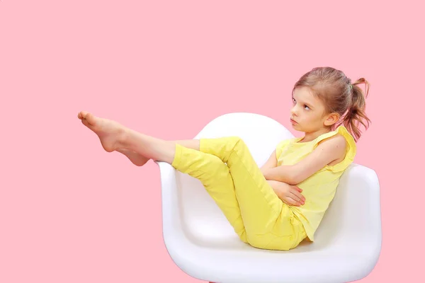 Стильная маленькая девочка в желто-розовом — стоковое фото