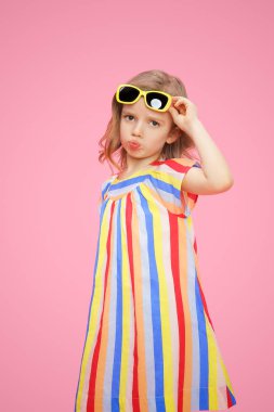 Üzgün kız pembe dudaklarını somurtarak