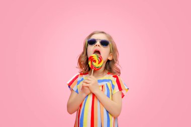 Lolipop ile güneş gözlüklü şirin kız