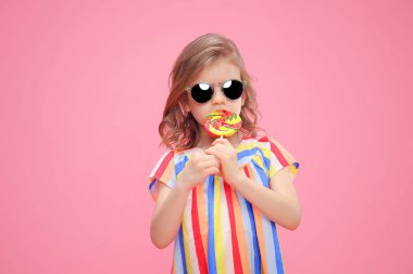 Lolipop ile güneş gözlüklü şirin kız