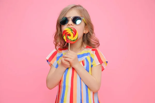 Χαριτωμένο κορίτσι σε γυαλιά ηλίου με γλειφιτζούρι — Φωτογραφία Αρχείου