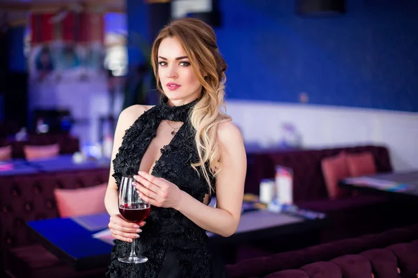 Hermosa mujer sensual en ropa elegante sentado en la cafetería, beber vid — Foto de Stock