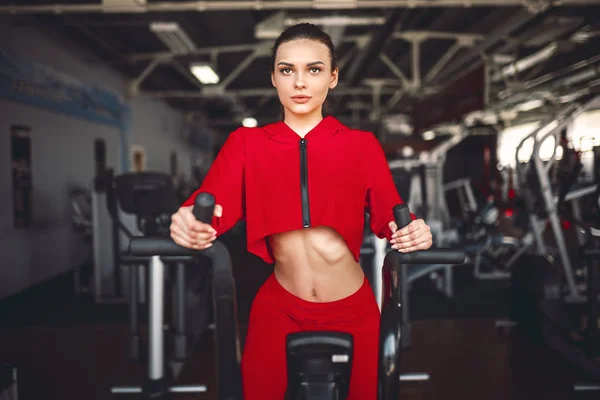 Fitness-Frau nutzt Airbike für Cardio-Workout im Fitnessstudio. — Stockfoto