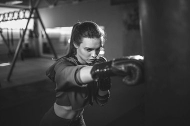 Spor boks uygun ince genç güzel esmer kadın. Karanlık loş ışık.