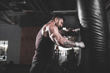 Koyu renk spor salonunda boksör eğitimi..