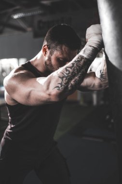 Koyu renk spor salonunda boksör eğitimi..