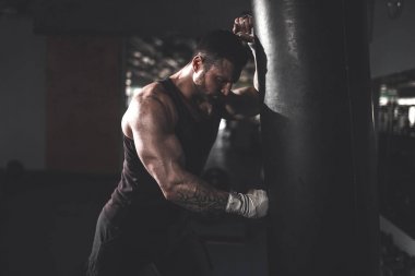 Koyu renk spor salonunda boksör eğitimi..