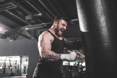 Koyu renk spor salonunda boksör eğitimi..