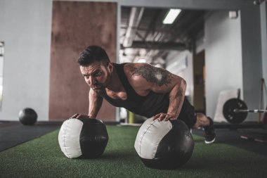 Tahta yapan kaslı genç erkek