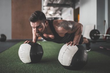 Tahta yapan kaslı genç erkek