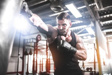 Koyu renk spor salonunda boksör eğitimi..