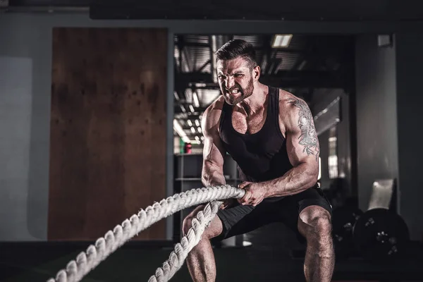 Hombres con cuerda en forma de entrenamiento funcional —  Fotos de Stock